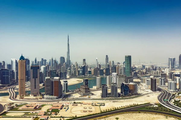 여름날 아랍에미리트 두바이의 빌딩을 조망할 있습니다 — 스톡 사진