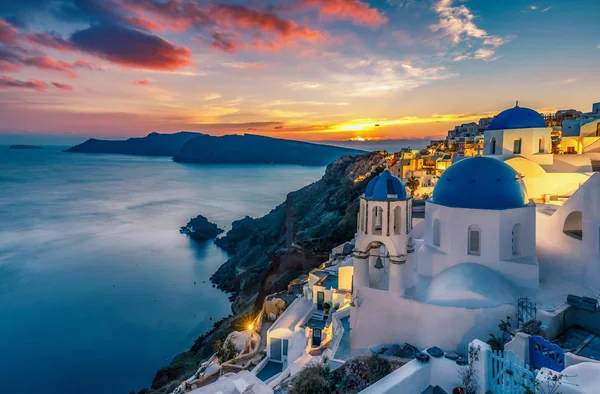 希腊圣托里尼岛Oia村教堂的美丽景色 在日落时分 与戏剧性的天空 — 图库照片