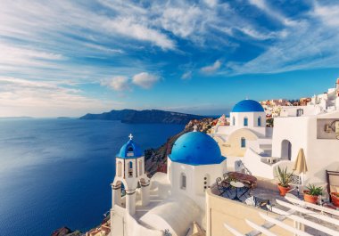 Oia Kiliseler, Yunanistan Santorini ada, güneşli bir günde.