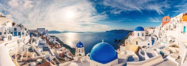 Oia Kiliseler, Yunanistan Santorini adası, dramatik gökyüzü ile güneşli bir günde. Panorama görünümü. 