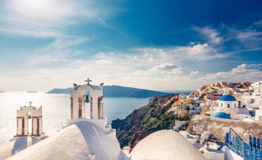 Oia köyü, Yunanistan Santorini adası, dramatik gökyüzü ile güneşli bir günde mimarisi. Doğal seyahat arka plan.