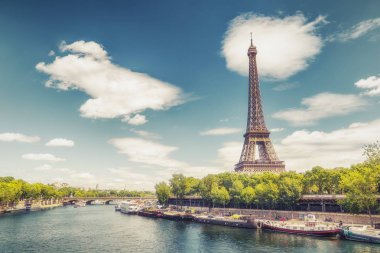 Paris Eyfel Kulesi, Fransa, Nehir Seine ve dramatik bulutlar ile bir yaz gününde. Renkli seyahat arka planı. 