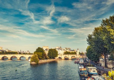 Paris'te Seine nehri görünümü, Fransa gündüz. Seyahat arka planı.