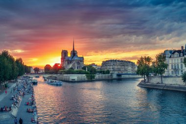 Paris Notre Dame Katedrali, Fransa, gün batımında. Doğal ufuk çizgisi. Renkli seyahat arka planı.