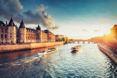 Paris Cite üzerinde dramatik gün batımı, Fransa, Conciergerie, Pont Neuf ve Nehir Seine ile. Renkli seyahat arka planı. Romantik şehir manzarası.