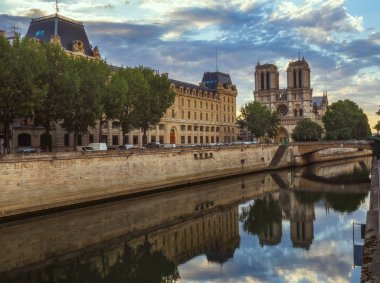 Paris, Fransa'daki Notre Dame Katedrali. Seine Nehri ile manzara. Yaz seyahatarka planı.