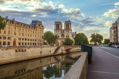 Paris, Fransa'daki Notre Dame Katedrali. Seine Nehri ile manzara. Yaz seyahatarka planı.
