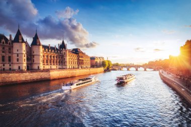 Paris Cite üzerinde dramatik gün batımı, Fransa, Conciergerie, Pont Neuf ve Nehir Seine ile. Renkli seyahat arka planı. Romantik şehir manzarası.