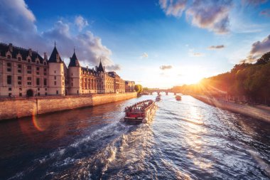 Paris, Fransa'da Seine Nehri üzerinde Conciergerie ve Pont Neuf ile dramatik gün batımı. Renkli seyahat arka planı. Romantik şehir manzarası.