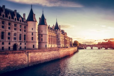 Paris, Fransa, Conciergerie, Pont Neuf gün batımında ile güzel silueti. Renkli seyahat arka planı. Romantik şehir manzarası.