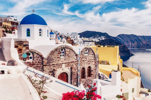 希腊圣托里尼岛奥亚的教堂 在阳光明媚的日子 — 图库照片