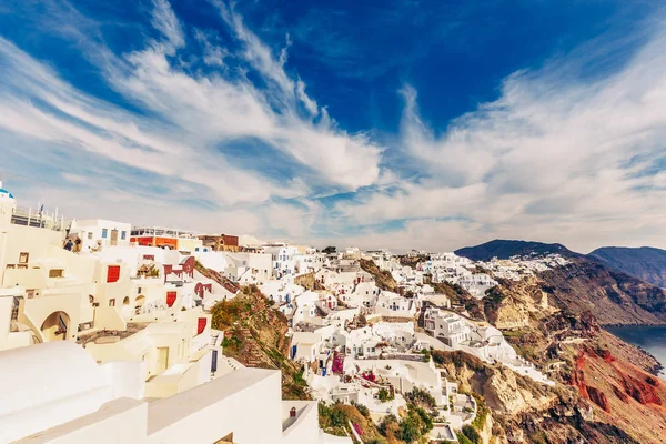 希腊圣托里尼岛Oia村的建筑 在阳光明媚的一天 天空引人注目 风景旅游背景 — 图库照片