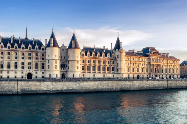 Όμορφο Ορίζοντα Του Παρισιού Της Γαλλίας Κονσιεργέρι Την Ημέρα Πολύχρωμο — Φωτογραφία Αρχείου
