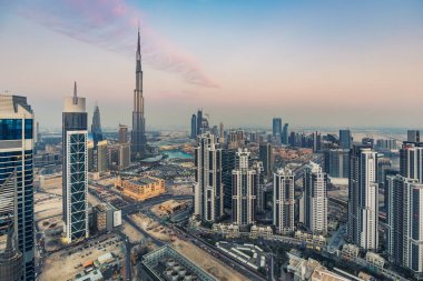 Büyük ve modern bir şehrin silueti. Dubai, Birleşik Arap Emirlikleri, gün batımında. Havadan görünüm.