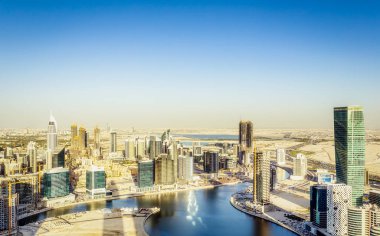 Dubai şehir merkezinde panorama görünümü, Bae. İş bölgesinin gökdelenleri. Doğal seyahat arka plan.