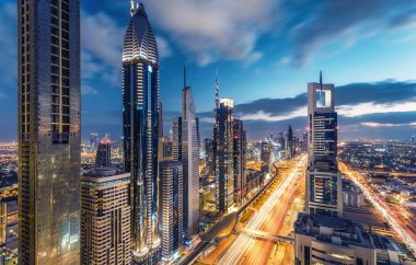 Karayolları ve gökdelenler ile Dubai şehir merkezi, Bae havadan görünümü. Doğal gece silueti.