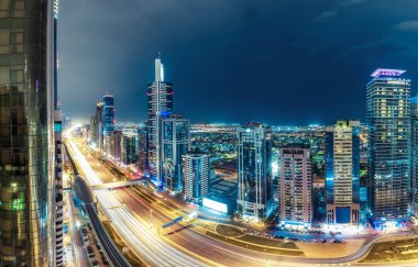 Karayolları ve gökdelenler ile Dubai şehir merkezi, Bae havadan görünümü. Doğal gece silueti.