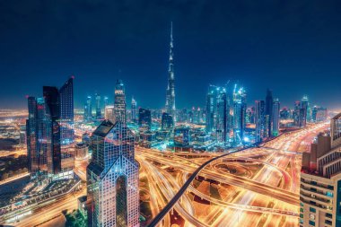 Dubai, Bae - 11 Şubat 2017: Burj Khalifa ve Sheikh Zayed yolu ile Dubai, Bae şehir merkezinde yükseltilmiş görünüm.