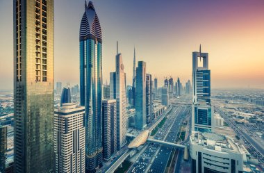 Gökdelenler ve otoyollar ile Dubai şehir, Birleşik Arap Emirlikleri üzerinde manzara hava görünümü. Renkli seyahat arka planı. 