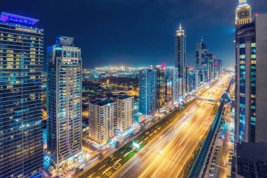  Karayolları ve gökdelenler ile Dubai şehir merkezi, Bae havadan görünümü. Doğal gece silueti.