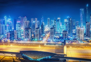 Işıklı gökdelenler ile büyük modern şehrin doğal gece silueti. Dubai Marina, Bae havadan görünümü. Çok renkli seyahat arka planı.