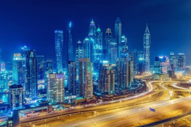 Dubai Marina, Bae doğal gece silueti. Büyük modern şehrin fütüristik gökdelenleri. Çok renkli seyahat arka planı.