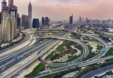 Dubai Marina, Bae, büyük otoyol kavşak ve uzakta gökdelenler ile havadan görünümü. Doğal seyahat arka plan.