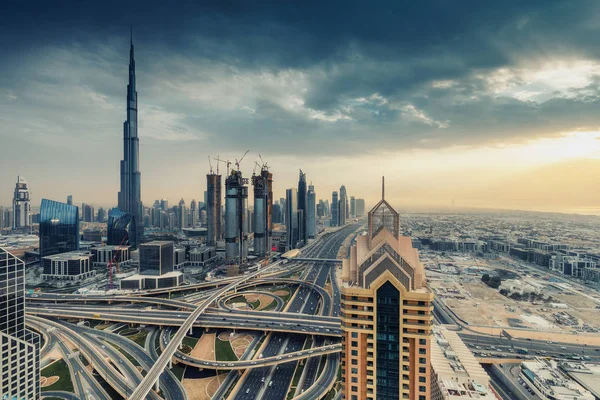 Rascacielos Autopistas Una Gran Ciudad Moderna Atardecer Vista Panorámica Aérea — Foto de Stock