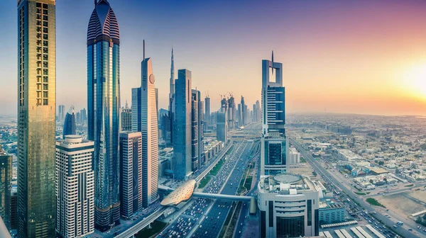 빌딩과 고속도로가있는 에미리트 두바이 시내의 아름다운 다채로운 — 스톡 사진