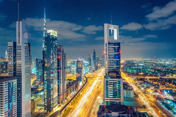 Färgstark Nattskyline Stor Modern Stad Dubai Förenade Arabemiraten Flygbild Motorvägar Stockbild