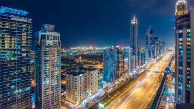 Karayolları ve gökdelenler ile Dubai şehir merkezi, Bae havadan görünümü. Doğal gece silueti. 4k timelapse.