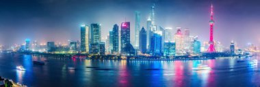 Gece büyük modern şehir havadan görünümü. Şangay, Çin. Işıklı gökdelenler ile gece silueti.