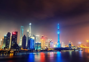 Gece büyük modern şehir havadan görünümü. Şangay, Çin. Işıklı gökdelenler ile gece silueti.
