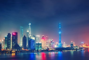 Gece büyük bir modern şehir üzerinde havadan panoramik görünümü. Shangai, Çin. Işıklı gökdelenler ile gece silueti.