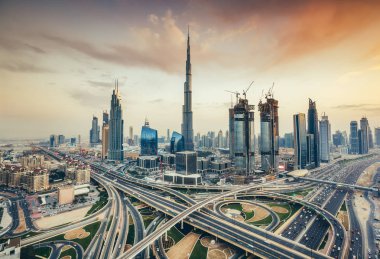 Dubai, Bae - 9 Şubat 2017: Burç Halife ve Şeyh Zayed yolu ile Dubai şehir mimarisinin yükseltilmiş görünümü.