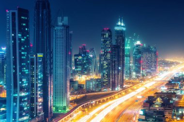 Dubai şehir merkezi, Birleşik Arap Emirlikleri doğal gece silueti. Uzaktaki otoyolve gökdelenlerde havadan görünüm.
