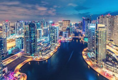 Işıklı gökdelenler ile büyük modern şehrin doğal gece silueti. Dubai Marina, Bae'nin havadan görünümü. 