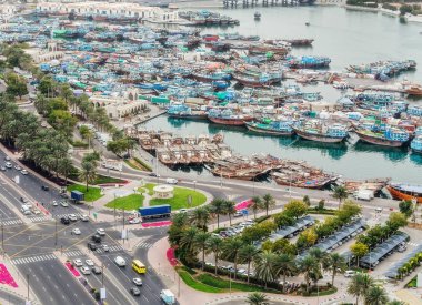 Dubai, Bae'deki otoyollar ve liman. Şehir trafiği ve tekneler ile kavşak havadan görünümü.