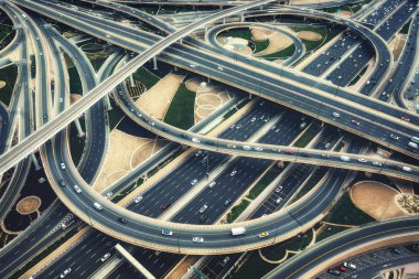 Dubai, Bae, gün trafik ile büyük karayolu kavşak havadan görünümü. Manzaralı şehir manzarası. Renkli ulaşım, iletişim ve sürüş arka plan.