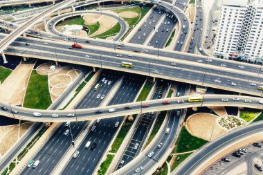 Dubai, Bae, gündüz büyük otoyol kavşak manzara havadan görünümü. Ulaşım ve iletişim konsepti.