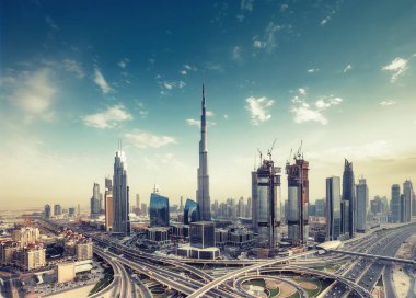 Burç Halife ve Şeyh Zayed yolu ile gündüz Dubai şehir merkezinin yükseltilmiş görünümü.