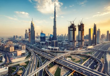 Burç Halife ve Şeyh Zayed yolu ile gündüz Dubai şehir merkezinin yükseltilmiş görünümü.