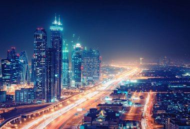 Gece büyük ve modern bir şehrin muhteşem gece silueti. Dubai Gökdelenleri, Birleşik Arap Emirlikleri