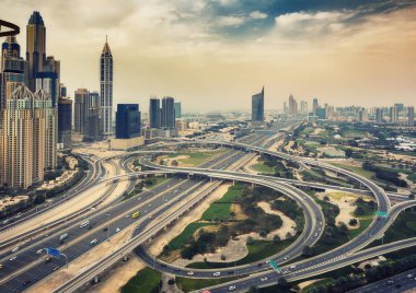 Modern şehir mimarisinin doğal panoramik manzarası. Gökdelenler ve otoyollar ile Dubai Marina, Bae, havadan gündüz silueti. Yaz seyahatarka planı.