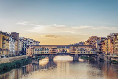 Floransa Ponte Vecchio manzara, İtalya, dramatik bulutlar ile bir yaz gününde. Seyahat arka planı.
