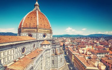 Yaz aylarında Floransa, İtalya'da Santa Maria del Fiore katedrali. Kubbeye bakış.