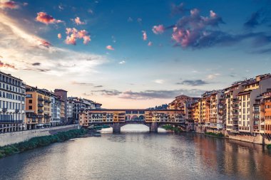 Bir yaz gününde Floransa, İtalya'da Ponte Vecchio üzerinde gün doğumu. Renkli seyahat arka plan.