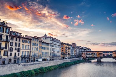 Bir yaz gününde Floransa, İtalya'da Ponte Vecchio üzerinde gün doğumu. Renkli seyahat arka plan.