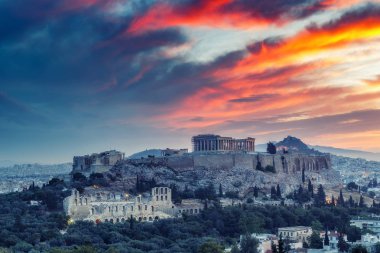 Atina'daki Akropolis, Yunanistan'da gün doğumunda. Dramatik gökyüzü ile manzara seyahat arka plan.