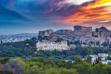 Gün doğumunda Yunanistan'ın Başkenti Atina'daki Akropolis'te panorama görünümü. Dramatik bulutlar ile doğal seyahat arka plan.